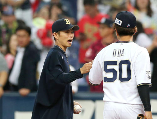 オリックス対楽天　山岡泰輔（左）は楽天に勝利しウイニングボールを手に喜ぶ（撮影・上山淳一）