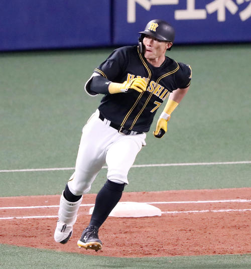 中日対阪神　3回表阪神2死一、二塁、右越えの打球を放ち一塁を蹴る糸井（撮影・加藤哉）