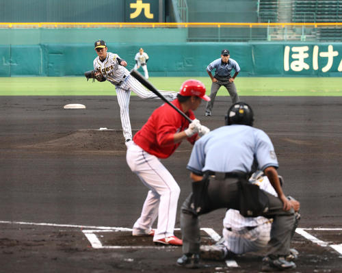 ウエスタン・リーグ阪神対広島　1回表広島1死一塁、長野久義（手前）から三振を奪う岩貞祐太（奥）（撮影・白石智彦）