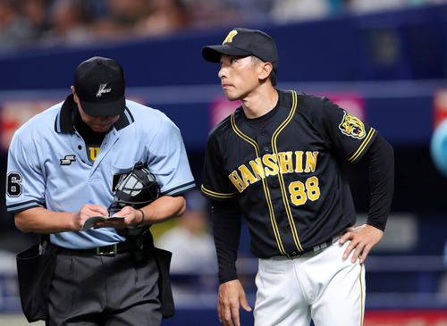 中日対阪神　7回、選手交代を告げる矢野監督（撮影・前田充）