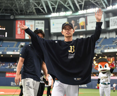 オリックス対楽天　7回4安打無失点で7勝目を挙げ、ファンの声援に応える山岡（撮影・渦原淳）