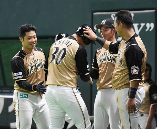 9回表に勝ち越し押し出しの四球をを選んだ宇佐見は中田らナインに迎えられる（撮影・今浪浩三）