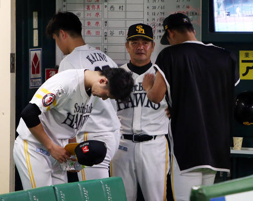 ソフトバンク対日本ハム　選手を見送る工藤監督（中央）。左奥は甲斐野（撮影・栗木一考）