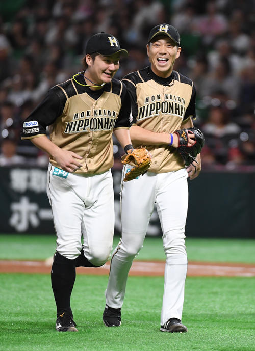 ソフトバンク対日本ハム　7回裏を抑え笑顔の宮西尚生（右）（撮影・今浪浩三）