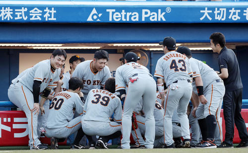 ヤクルト対巨人　試合前の円陣で、声出しする岡本（中央）（撮影・狩俣裕三）