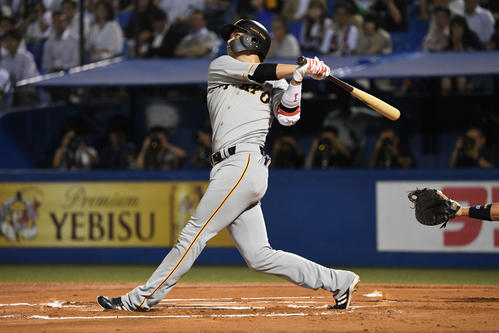 ヤクルト対巨人　6回表巨人無死二塁、坂本勇は左越え2点本塁打を放つ（撮影・山崎安昭）