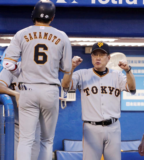 ヤクルト対巨人　1回表巨人無死、ソロ本塁打を放った坂本勇（手前）をグータッチで迎える原監督（撮影・狩俣裕三）