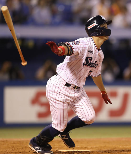 ヤクルト対巨人　5回裏ヤクルト無死一、二塁、3点本塁打を放つ青木（撮影・狩俣裕三）