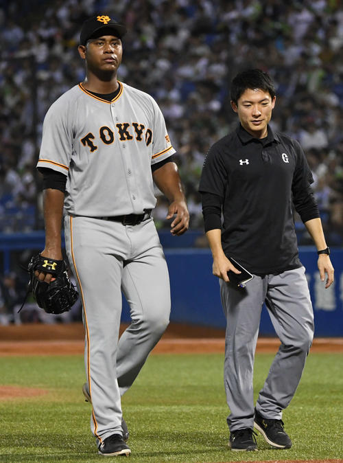 ヤクルト対巨人　5回途中、降板する巨人メルセデス（撮影・山崎安昭）