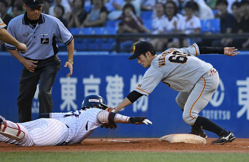 ヤクルト対巨人　3回裏ヤクルト2死二塁、右前打を打ってオーバーランした村上（左下）は若林にタッチされてアウト（撮影・山崎安昭）