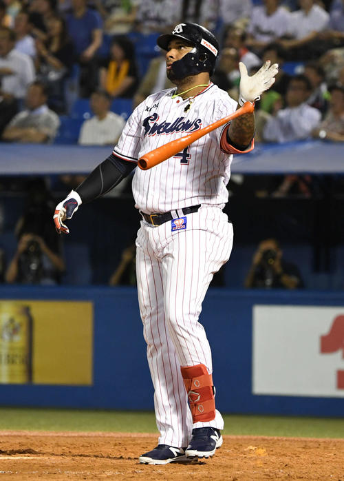 ヤクルト対巨人　5回裏ヤクルト1死、バレンティンは左越えソロ本塁打を放つ（撮影・山崎安昭）