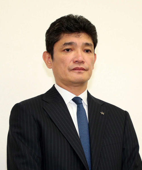 綾部の条例違反について会見するDeNA三原球団代表（撮影・鈴木正人）
