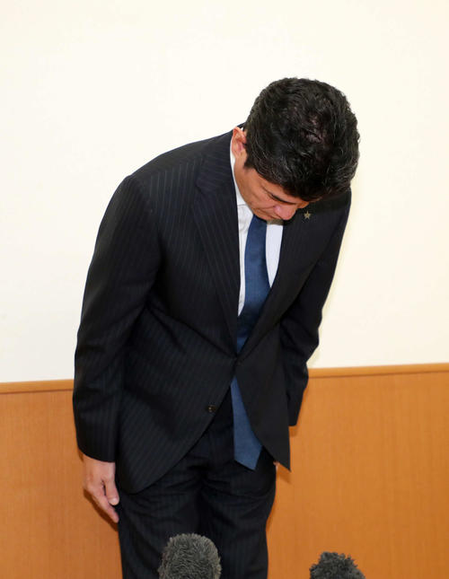 綾部の条例違反について頭を下げるDeNA三原球団代表（撮影・鈴木正人）