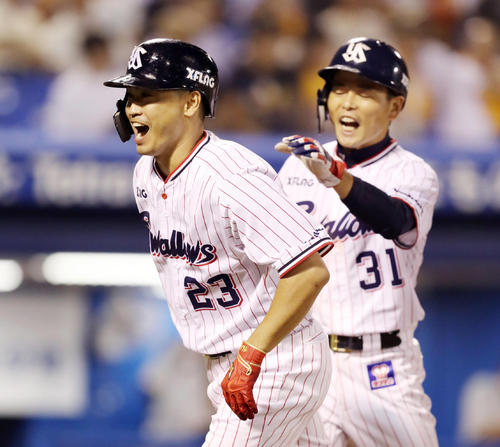 ヤクルト対巨人　5回裏ヤクルト無死一、二塁、3点本塁打を放ち、喜びを爆発させる青木（左）。右は山崎（撮影・狩俣裕三）