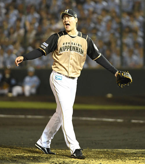 ソフトバンク対日本ハム　5回裏ソフトバンク2死一、二塁、周東を左飛に打ち取り雄たけびを上げる先発の有原（撮影・今浪浩三）