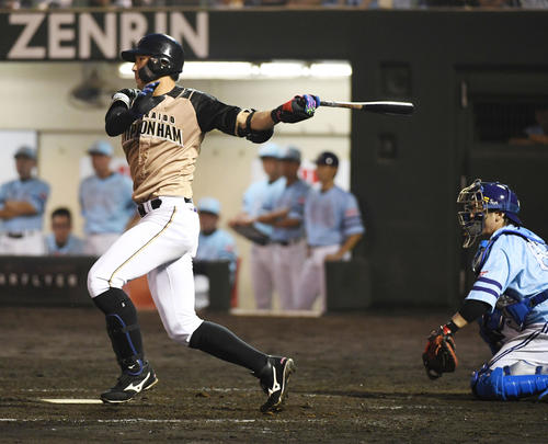 ソフトバンク対日本ハム　5回表日本ハム1死満塁、大田は強襲の遊撃適時打を放つ（撮影・今浪浩三）