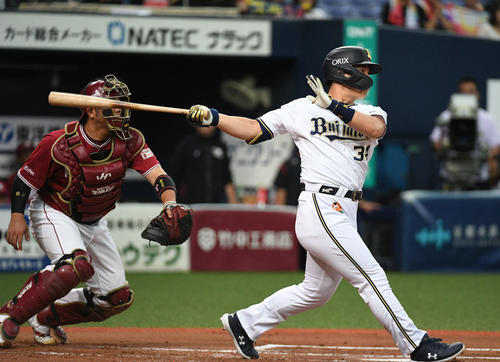 オリックス対楽天　1回裏オリックス1死一塁、吉田正は適時二塁打を放つ（撮影・渦原淳）