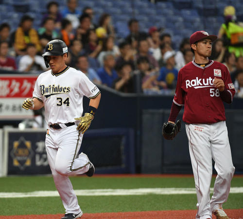 1回裏オリックス1死二塁、杉本裕太郎の適時二塁打で生還する吉田正尚。右は辛島航（撮影・渦原淳）