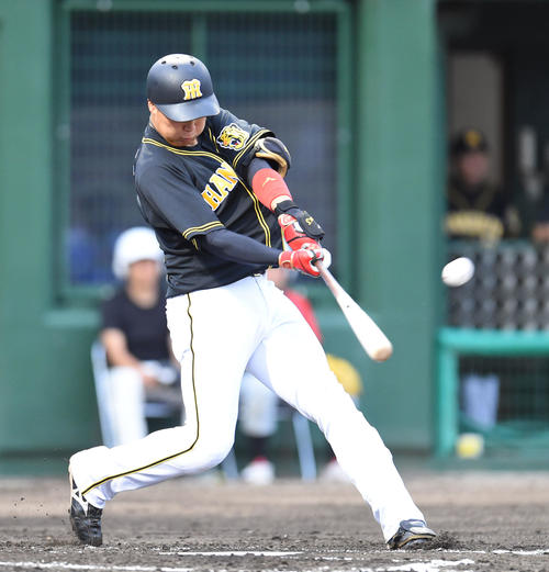 中日対阪神　2回表阪神無死、左越え本塁打を放った大山（撮影・森本幸一）