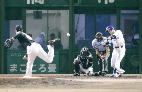 中日対阪神　4回裏中日2死、堂上は右越え本塁打を放つ（撮影・加藤哉）