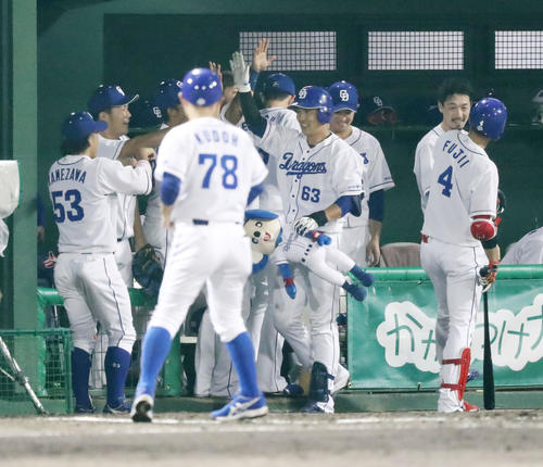 中日対阪神　4回裏中日2死、堂上は右越え本塁打を放ちベンチのナインと笑顔でハイタッチする（撮影・加藤哉）