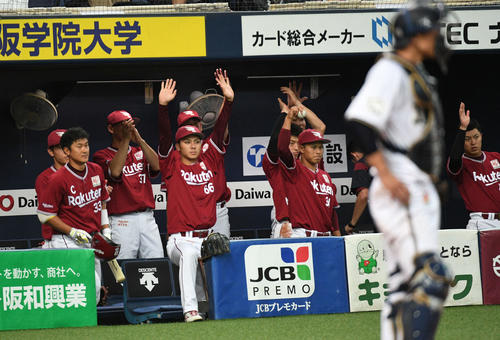 オリックス対楽天　3回表楽天1死一、三塁、浅村栄斗の適時打に湧くナイン（撮影・渦原淳）