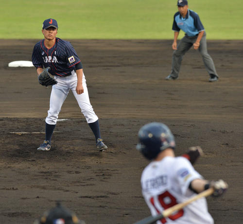 1回裏米国2死一塁、キースタッドを空振り三振に打ち取る日本先発の早川（撮影・和賀正仁）