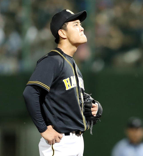 中日対阪神　5回裏中日無死一塁、平田に右越え2点本塁打を浴び、ぼうぜんとする望月（撮影・前田充）