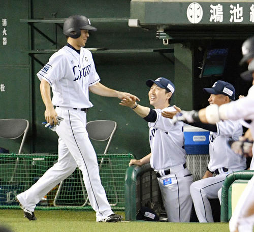 西武対ロッテ　5回裏西武1死二、三塁、外崎修汰の適時打から生還した秋山（手前）を出迎える辻監督（右奥）ら（撮影・滝沢徹郎）