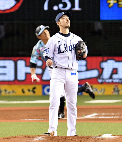 西武対ロッテ　3回表ロッテ1死、荻野に左越えソロ本塁打を浴び先制を許す本田（撮影・滝沢徹郎）