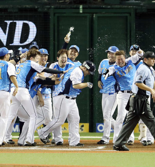 西武対オリックス　11回裏西武1死、左越えサヨナラ本塁打を放った中村（中央）はナインの祝福を受ける（撮影・河野匠）