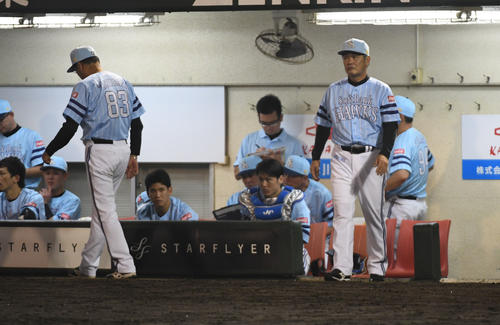 選手交代を告げる工藤監督（撮影・今浪浩三）