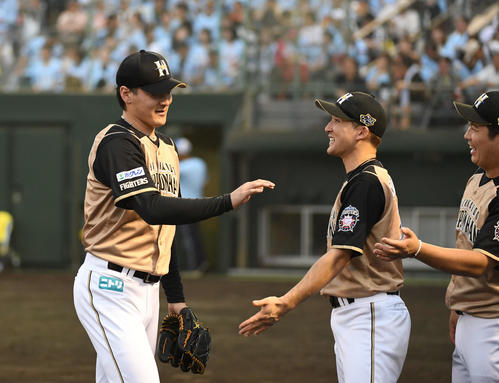 ソフトバンク対日本ハム　1回を抑えた先発の有原（左）はナインに迎えられる（撮影・今浪浩三）