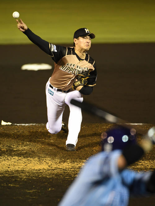 ソフトバンク対日本ハム　ソフトバンク打線を抑える先発の有原航平（撮影・今浪浩三
