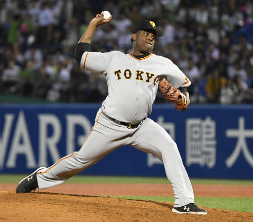 ヤクルト対巨人　巨人4番手で登板したデラロサ（撮影・山崎安昭）