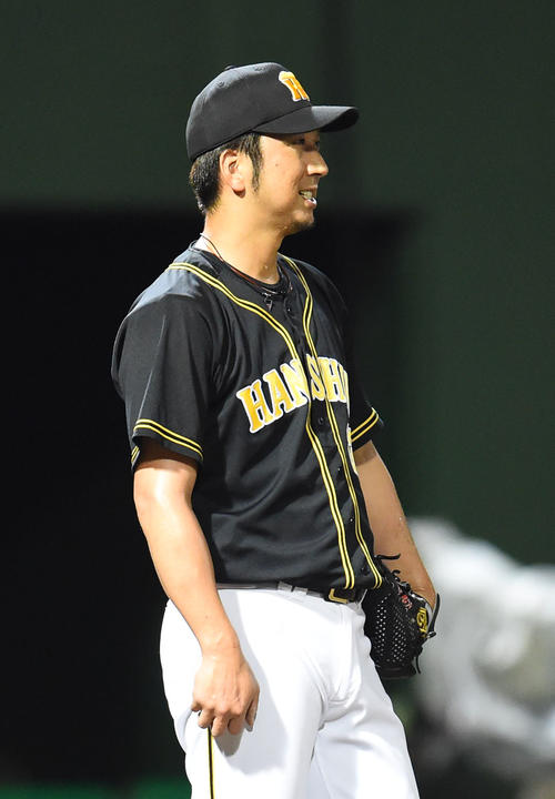 中日対阪神　8回裏中日1死一、二塁、阿部寿樹に2点適時三塁打を打たれた藤川球児（撮影・森本幸一）