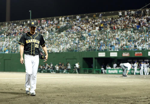 中日対阪神　8回裏中日1死一、二塁、阿部に勝ち越し2点適時三塁打を浴びたところで降板となり、うつむきながらベンチへ戻る藤川（撮影・前田充）