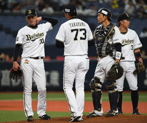 オリックス対楽天　3回表楽天2死満塁、K－鈴木（左端）はピンチを迎えて降板する（撮影・渦原淳）