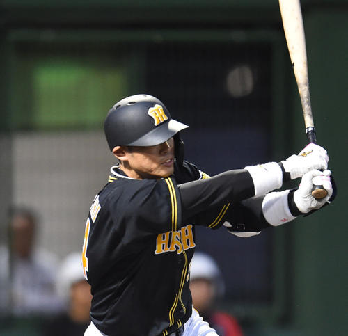 中日対阪神　3回表阪神2死二、三塁、原口は中前2点適時打を放つ（撮影・森本幸一）