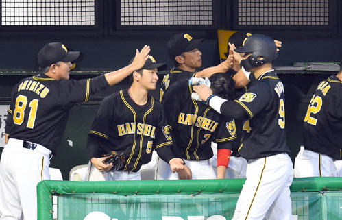 中日対阪神　3回表阪神攻撃終了、2点適時打を放った原口文仁とタッチを交わす矢野燿大監督ら阪神ナイン（撮影・森本幸一）
