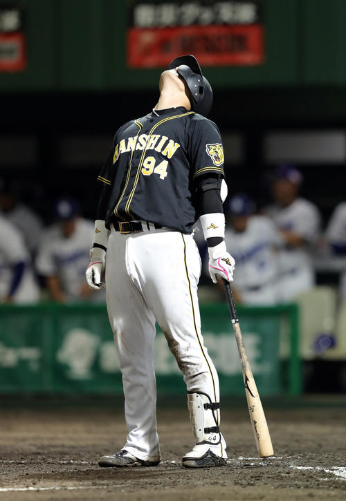 中日対阪神　8回表阪神2死一、三塁、三直に倒れ天を仰いで悔しがる原口（撮影・前田充）