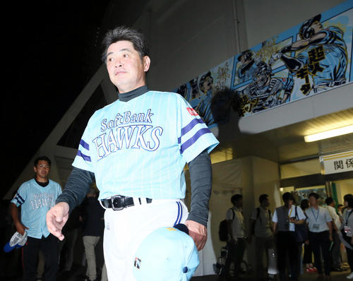 ソフトバンク対日本ハム　引き揚げる工藤公康監督（撮影・栗木一考）