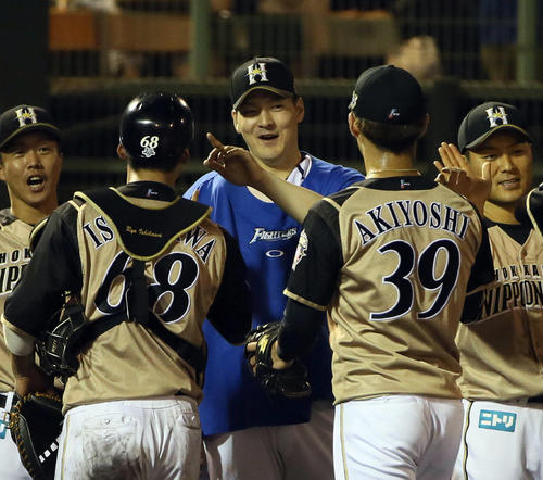 ソフトバンク対日本ハム　ナインを出迎える有原航平（撮影・栗木一考）