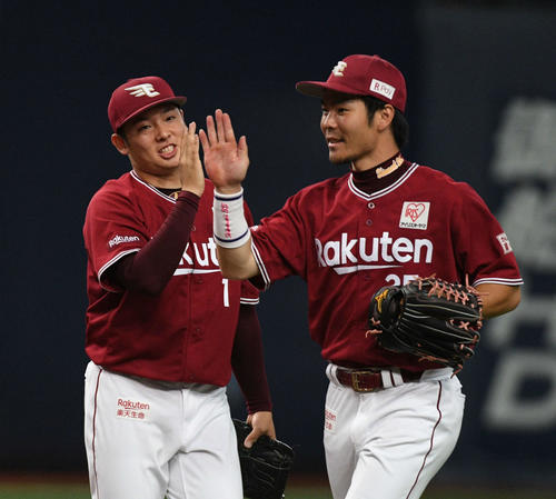 オリックス対楽天　9回裏を締めて笑顔の松井裕樹（左）（撮影・渦原淳）