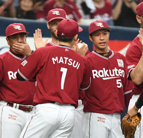 オリックス対楽天　辛島（右）は松井から勝利球を受け取る（撮影・渦原淳）