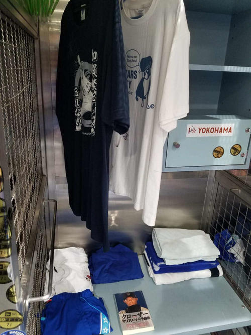 左から元DeNA加賀繁の引退登板のTシャツ、三浦大輔投手コーチの現役引退セレモニーのサイン入りTシャツが飾ってあるDeNA山崎康晃投手のロッカーには、マリアノ・リベラの自伝も置いてある