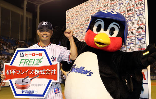 ヤクルト対巨人　ヒーローインタビュー後、つば九郎と記念撮影する青木（撮影・狩俣裕三）