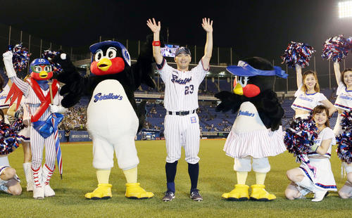 ヤクルト対巨人　ヒーローインタビュー後、ファンの声援に応える青木（中央）（撮影・狩俣裕三）