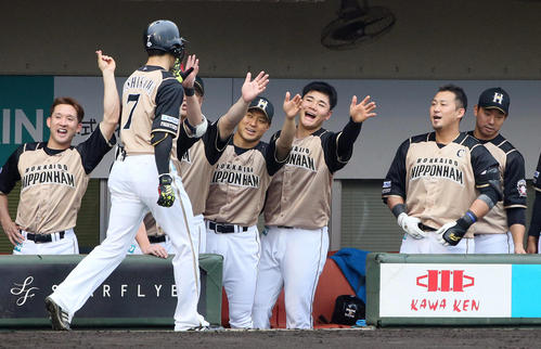 ソフトバンク対日本ハム　1回表日本ハム無死、西川遥輝は右越えに先制ソロ本塁打を放ちベンチ前で清宮幸太郎（中央）らナインの出迎えを受ける（撮影・栗木一考）
