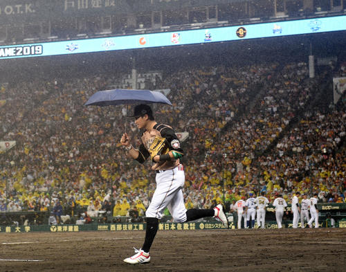「マイナビオールスターゲーム2019」　第2戦　全セ対全パ　5回裏開始前、全パの日本ハム西川遥輝は傘を差しながら守備位置へ向かう